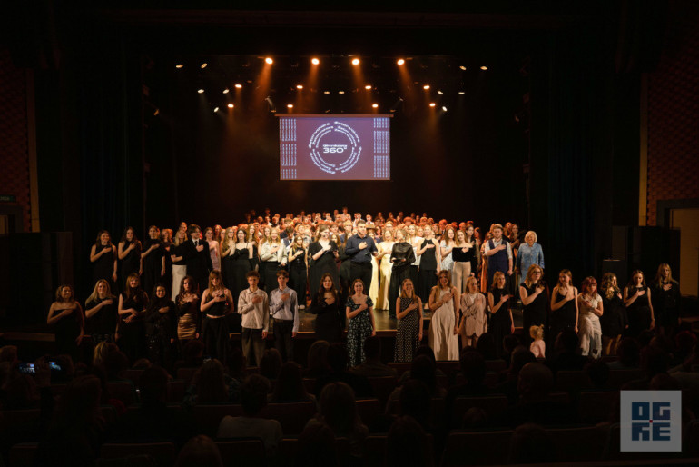 FOTO: Sapņi, atmiņas un piederība – Ogres Valsts ģimnāzijas Žetonvakars “Ģimnāzists 360 grādos”