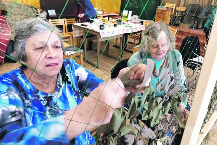 Attēls rakstam: “Tīklotavā” aužam ceļu uz mieru. Suntažos nopīts pusotrs hektārs maskēšanās tīklu