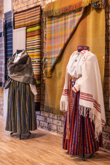 FOTO: Atklāta Tautas lietišķās mākslas studijas &quot;Saiva&quot; jubilejas izstāde