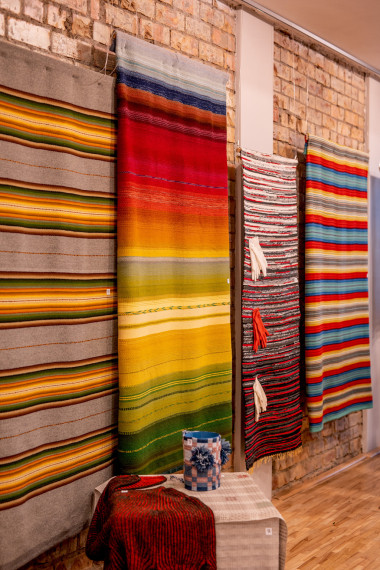 FOTO: Atklāta Tautas lietišķās mākslas studijas &quot;Saiva&quot; jubilejas izstāde