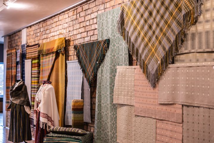 FOTO: Atklāta Tautas lietišķās mākslas studijas "Saiva" jubilejas izstāde