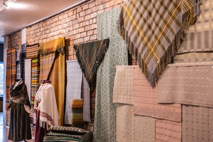 Attēls rakstam: FOTO: Atklāta Tautas lietišķās mākslas studijas "Saiva" jubilejas izstāde