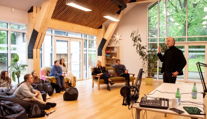 Iedvesmojoša tikšanās jauniešiem Ogrē – podkāsta “Ceļa Stāsti” aizkadra saruna ar Rihardu Kolu