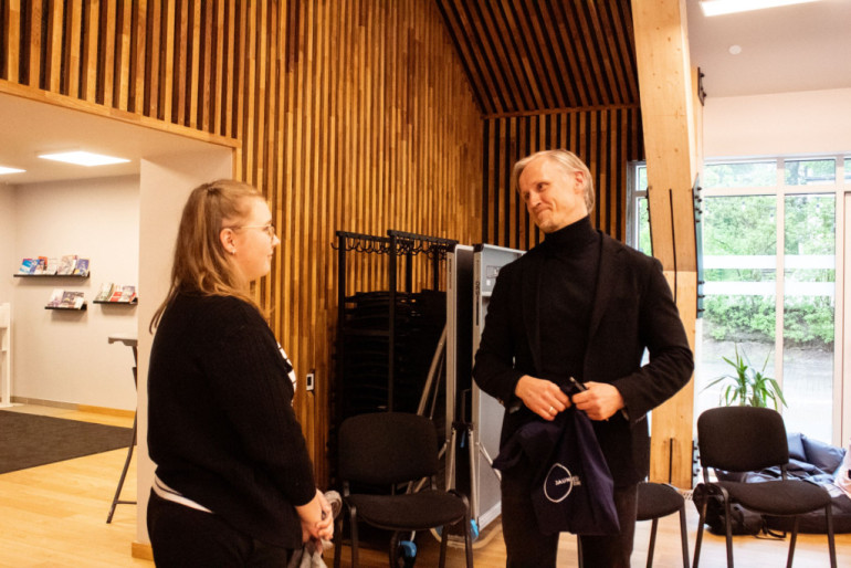 Iedvesmojoša tikšanās jauniešiem Ogrē – podkāsta “Ceļa Stāsti” aizkadra saruna ar Rihardu Kolu