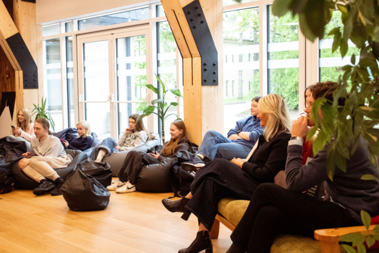 Iedvesmojoša tikšanās jauniešiem Ogrē – podkāsta “Ceļa Stāsti” aizkadra saruna ar Rihardu Kolu