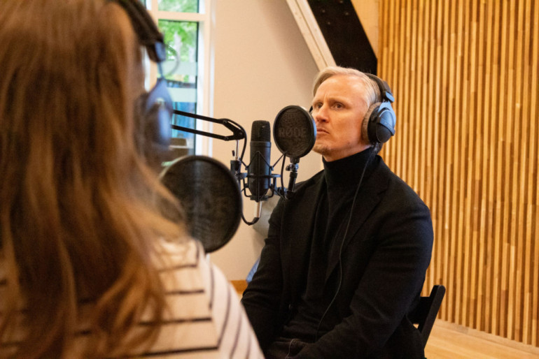 Iedvesmojoša tikšanās jauniešiem Ogrē – podkāsta “Ceļa Stāsti” aizkadra saruna ar Rihardu Kolu