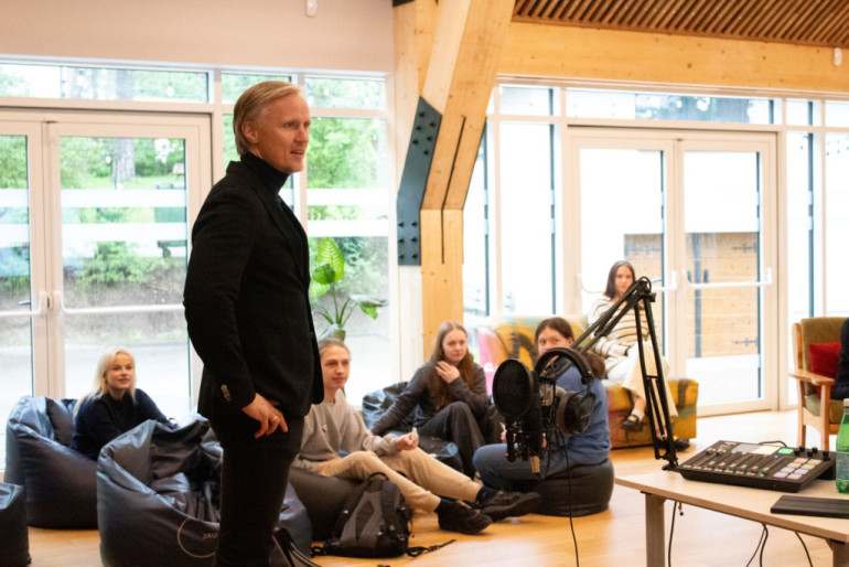 Iedvesmojoša tikšanās jauniešiem Ogrē – podkāsta “Ceļa Stāsti” aizkadra saruna ar Rihardu Kolu