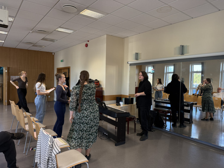 FOTO: No mēģinājuma līdz ovācijām. Ikšķiles Saules koris aizkulisēs