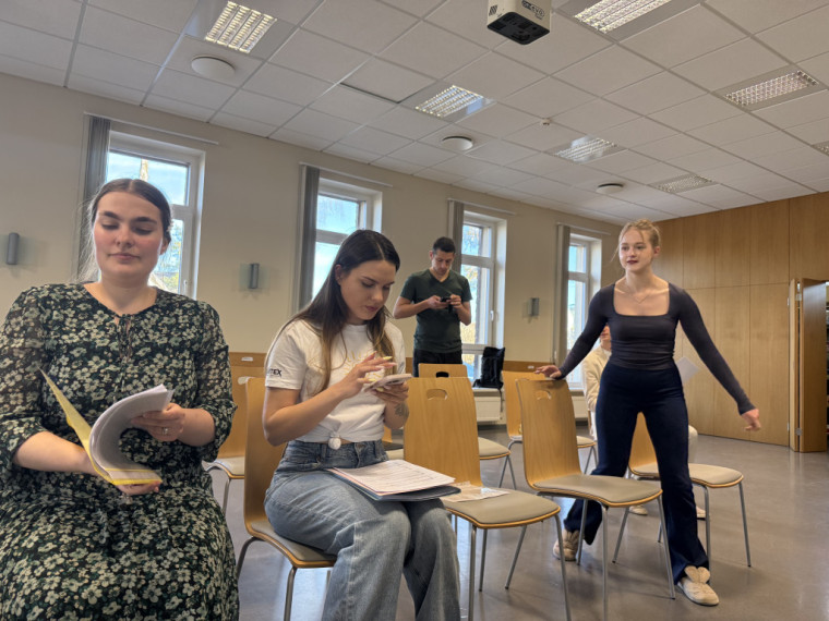 FOTO: No mēģinājuma līdz ovācijām. Ikšķiles Saules koris aizkulisēs