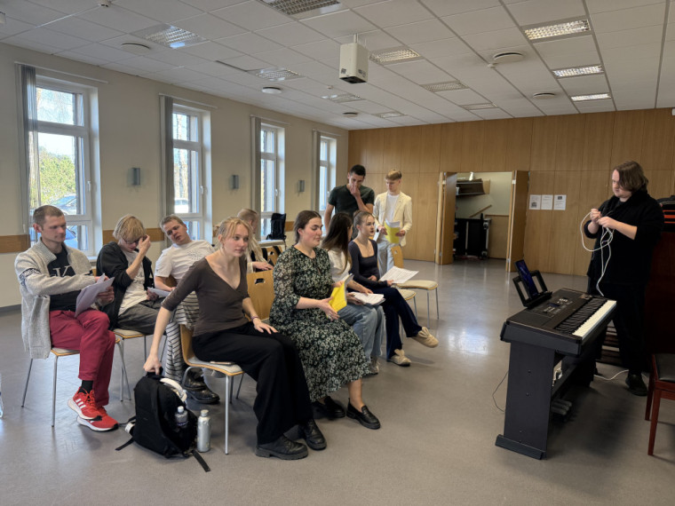 FOTO: No mēģinājuma līdz ovācijām. Ikšķiles Saules koris aizkulisēs