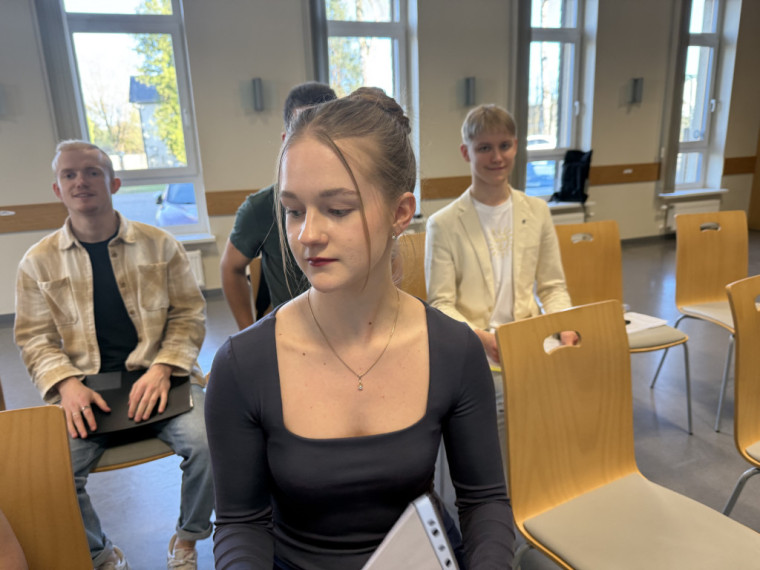 FOTO: No mēģinājuma līdz ovācijām. Ikšķiles Saules koris aizkulisēs