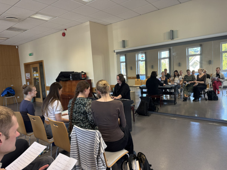 FOTO: No mēģinājuma līdz ovācijām. Ikšķiles Saules koris aizkulisēs