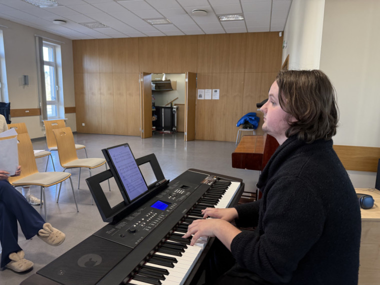 FOTO: No mēģinājuma līdz ovācijām. Ikšķiles Saules koris aizkulisēs