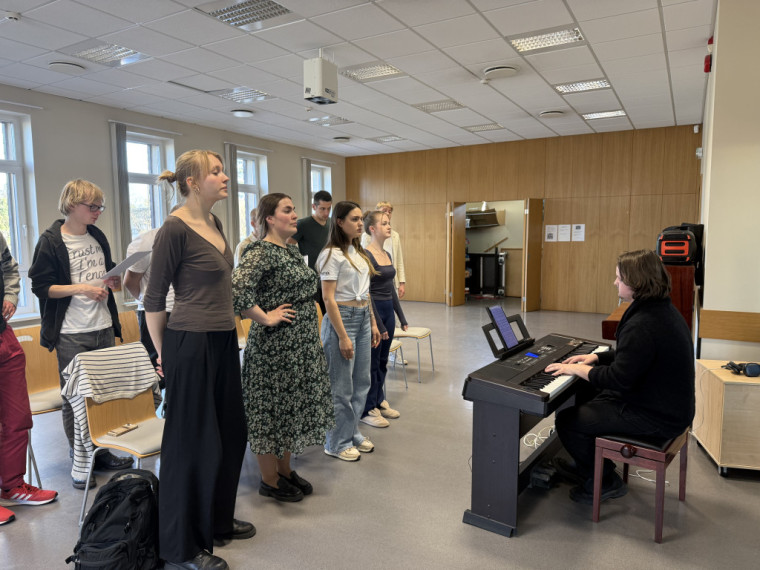 FOTO: No mēģinājuma līdz ovācijām. Ikšķiles Saules koris aizkulisēs