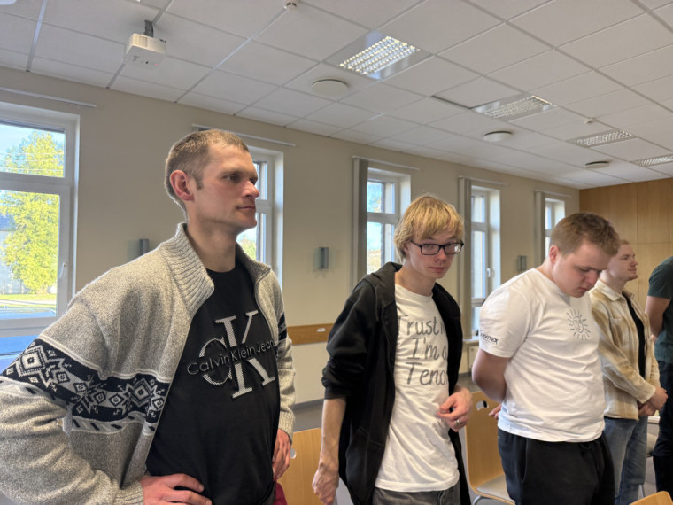 FOTO: No mēģinājuma līdz ovācijām. Ikšķiles Saules koris aizkulisēs