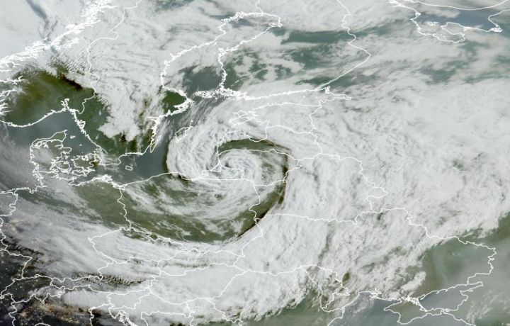 Meteorologi izsludina oranžo brīdinājumu – iespējams gan stiprus lietus, gan pērkona negaiss
