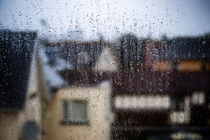 Sagatavojiet lietussargus! Latviju pāršalks spēcīgas lietusgāzes