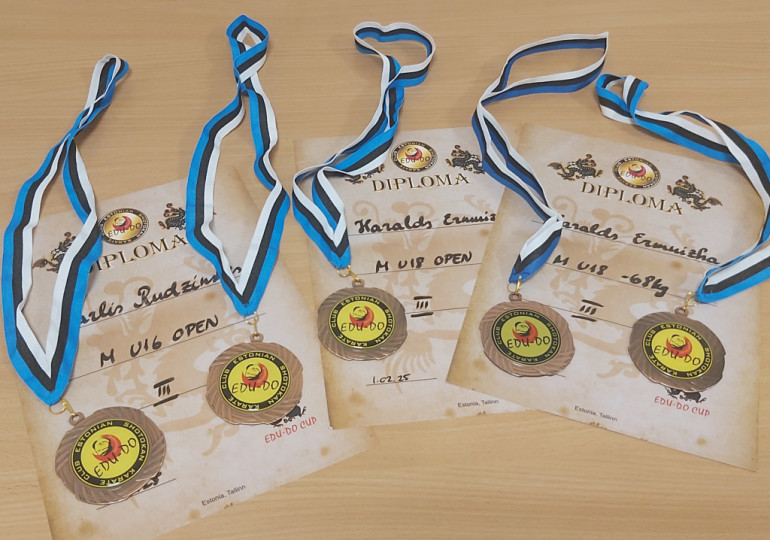 FOTO: Ogres karatē sportistiem 4 medaļas Igaunijā