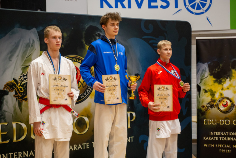 FOTO: Ogres karatē sportistiem 4 medaļas Igaunijā