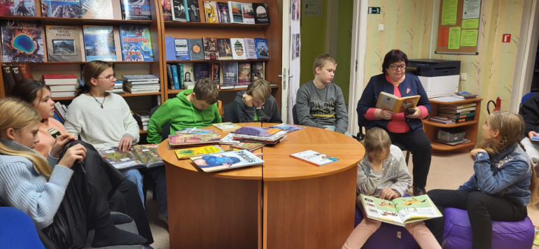 Ogres Centrālās bibliotēkas veidotā lasītveicināšanas programma "Lasītrosme" turpinās arī 2025. gadā