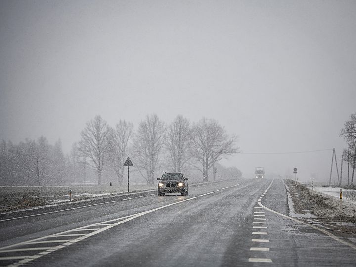 Sniega un apledojuma dēļ lielā daļā Latvijas braukšanas apstākļi ir apgrūtināti