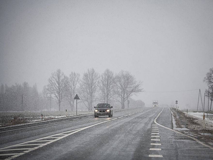 Sniega un apledojuma dēļ lielā daļā Latvijas braukšanas apstākļi ir apgrūtināti
