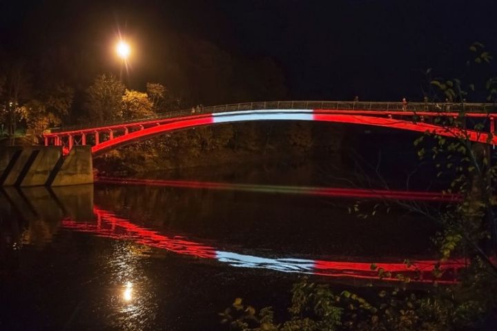 25. martā gājēju tilts mirdzēs Latvijas karoga un Baltkrievijas neatkarības karoga krāsās