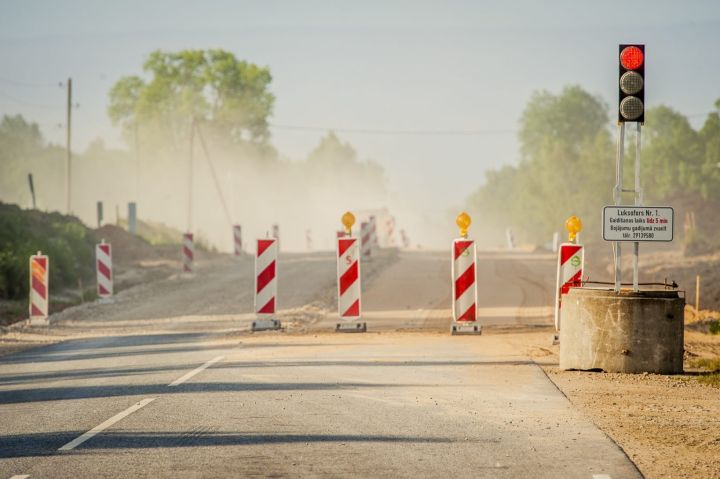 80 valsts ceļu posmos notiek būvdarbi un ieviesti satiksmes ierobežojumi, tostarp Ogres novadā