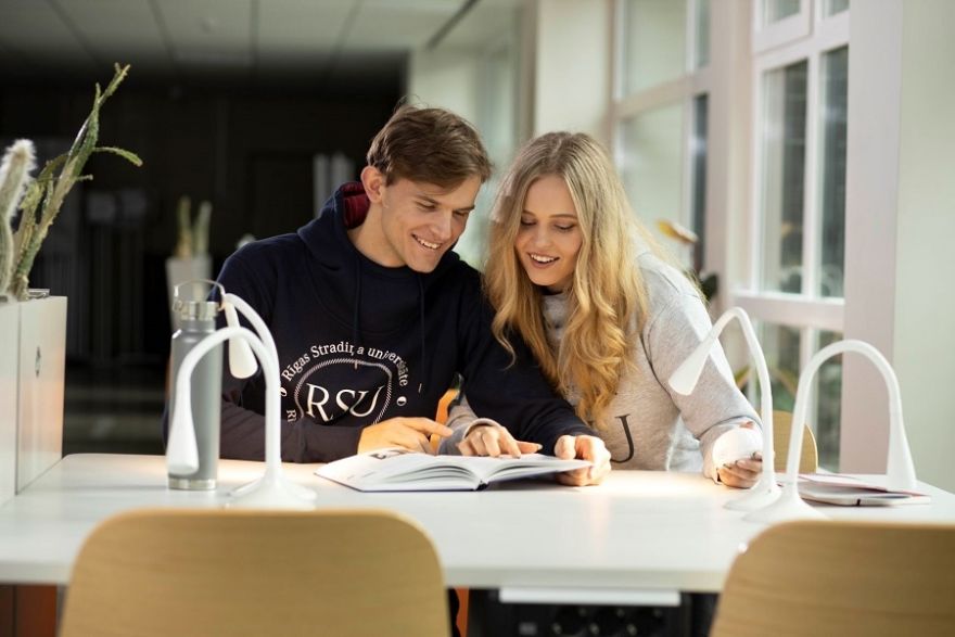 Aicina vidusskolēnus papildināt zināšanas diplomātijā, biznesā, mārketingā