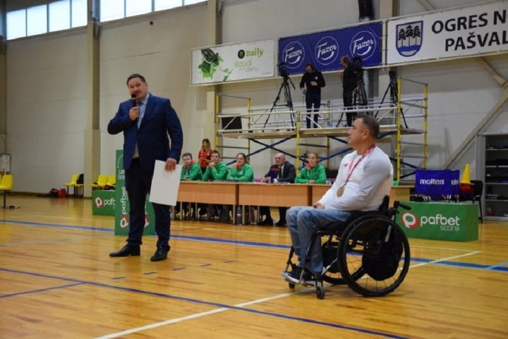 Aigars Apinis saņem balvu par izciliem sasniegumiem Vasaras Paraolimpiskajās spēlēs
