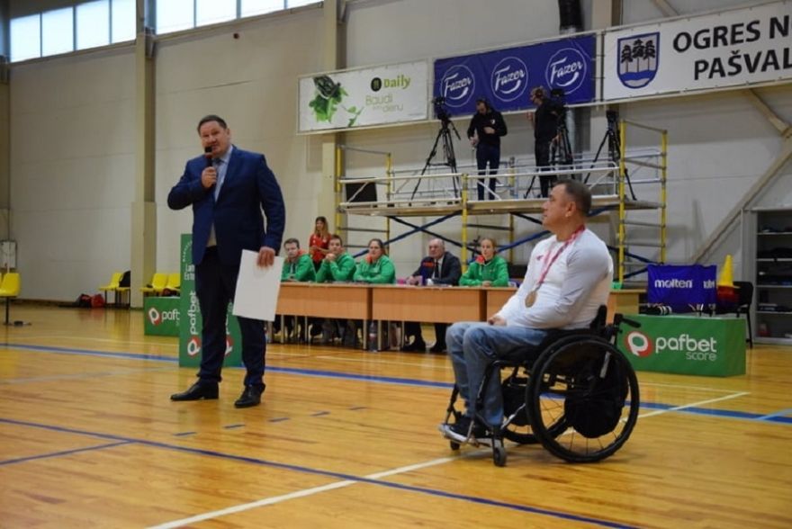 Aigars Apinis saņem balvu par izciliem sasniegumiem Vasaras Paraolimpiskajās spēlēs