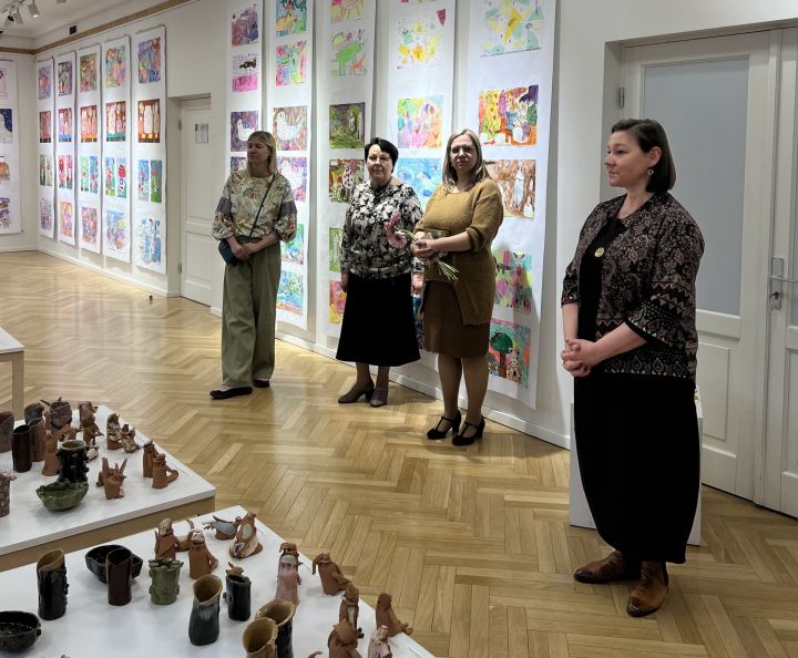 Aizvadīta izstādes atklāšana Ogres Mūzikas un mākslas skolā