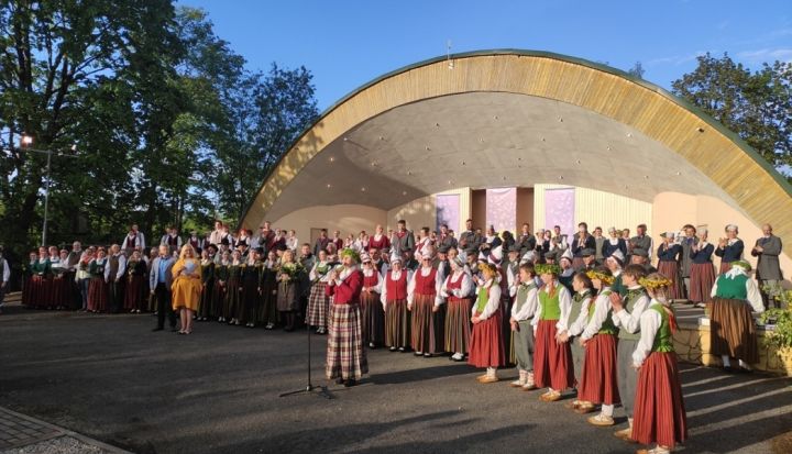 Aizvadīti svētki "Pieneņpūkas lidojumā" Suntažos