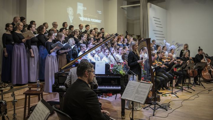 Aizvadīts koncertsarunu cikls “Muzikālās personības” ar Raimondu Tiguli