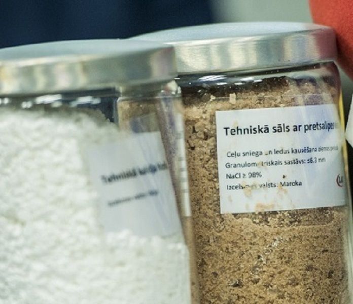 Apledojums un sniegs daudzviet apgrūtina braukšanas apstākļus