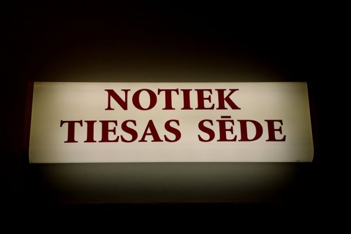 Apsūdz par sievietes piespiešanu nodarboties ar prostitūciju