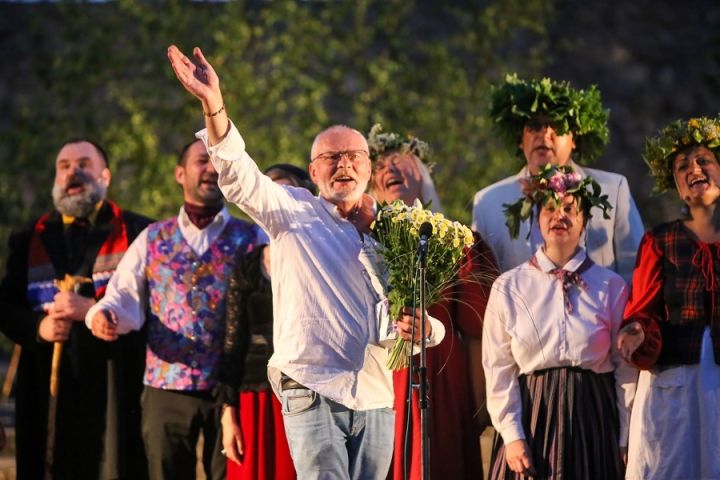 Ar trim brīvdabas izrādēm "Skroderdienas Silmačos" 2020./2021. gada sezonu noslēdzis Ogres teātris!