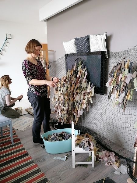 Arī Ikšķilē top maskēšanās tīkli Ukrainas aizstāvju vajadzībām