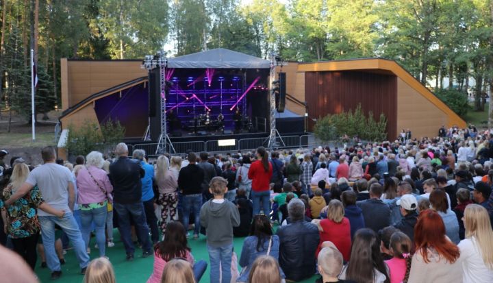 Atjaunoto Jumpravas estrādi atklāj ar grupas "Jumprava" koncertu (FOTO)