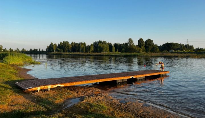 Atkārtoti pārbaudīta ūdens kvalitāte Ogres novada peldvietās; dažās aicina uzmanīties