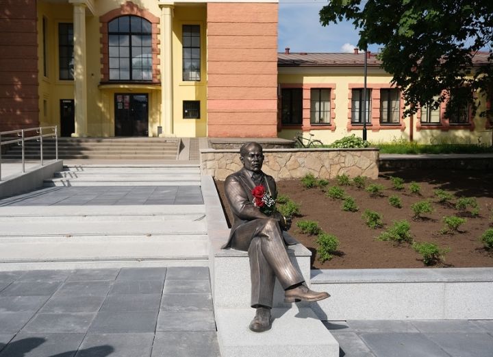 Atklāj Ogres pilsētas pirmā mēra Jūlija Alberta Marsona skulptūru