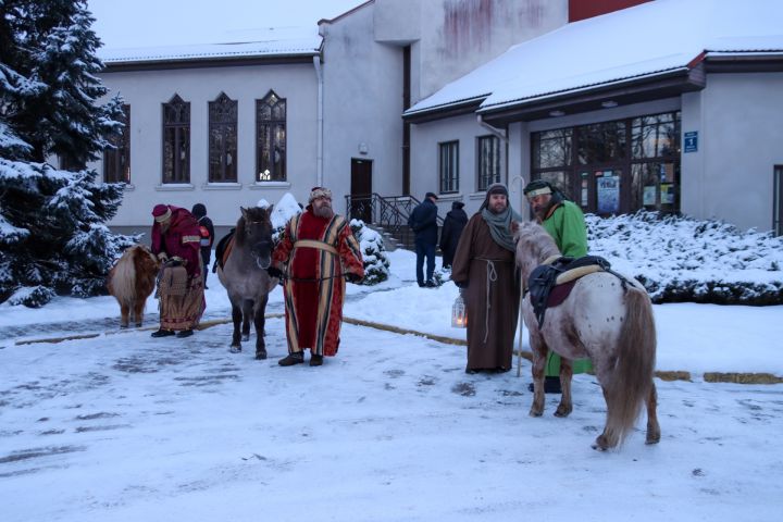 Aukstums nespēja apturēt otro Zvaigznes dienas gājienu Ogres centrā