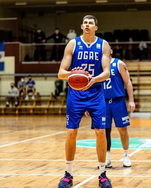 Ausēja tālmetieni nodrošina Ventspils triumfu Ogrē