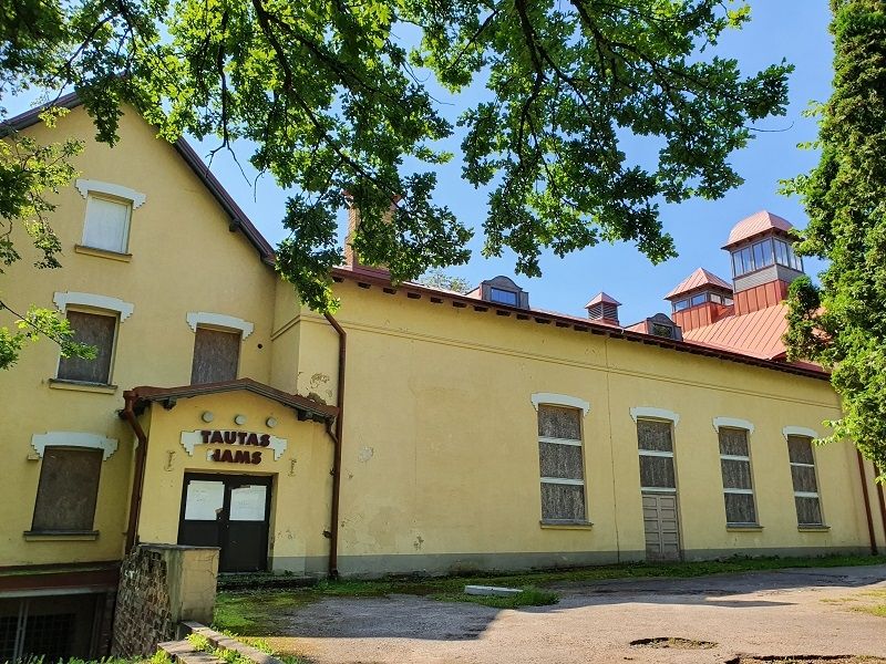 Bijušo Ogres Tautas namu atsavinās sabiedrības vajadzībām