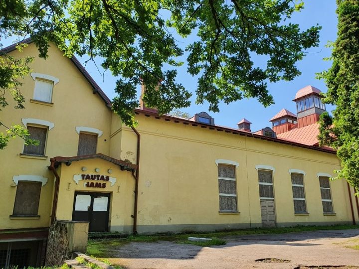 Bijušo Ogres Tautas namu atsavinās sabiedrības vajadzībām