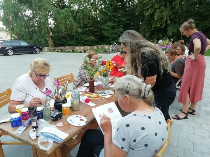 Ciemupē aizvadīts gleznošanas nodarbību cikls pieaugušajiem GRIBU GLEZNOT