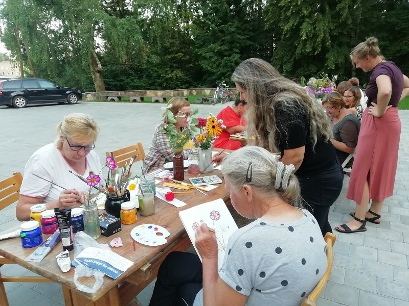 Ciemupē aizvadīts gleznošanas nodarbību cikls pieaugušajiem GRIBU GLEZNOT