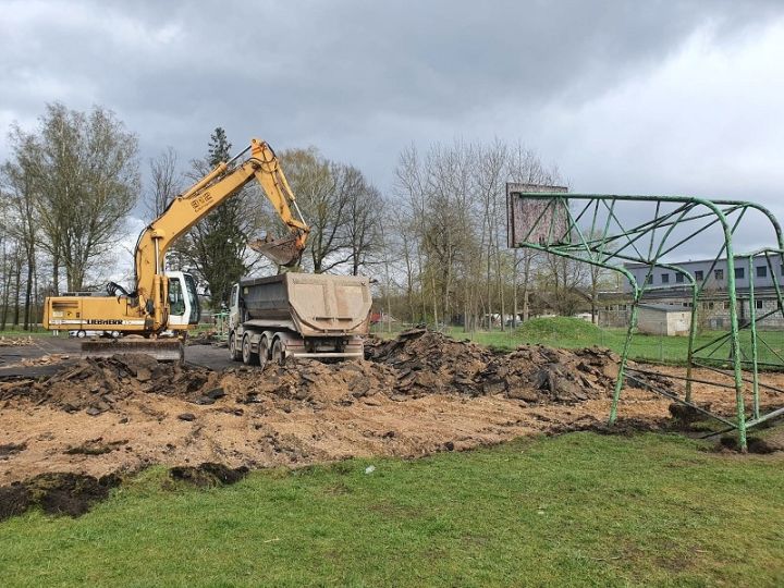Ciemupē uzsākti sporta laukuma remontdarbi