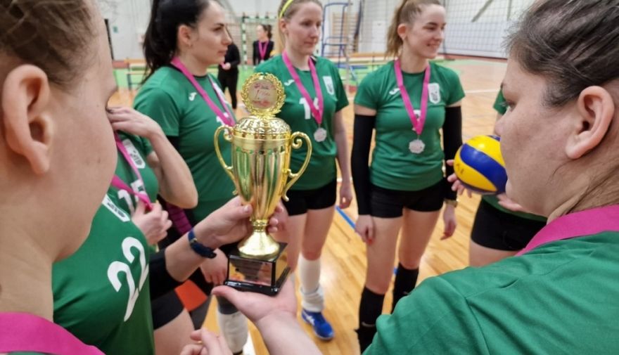 Dāmas savus svētkus svin volejbola turnīrā
