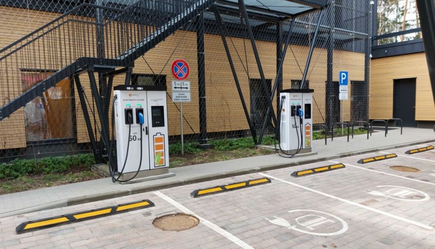 Darbu sākusi pirmā Elektrum Drive uzlādes stacija Ogrē